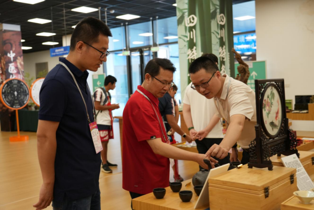省AG电投厅集团领导到大运村“有礼在四川”四川特色商品馆调研指导工作